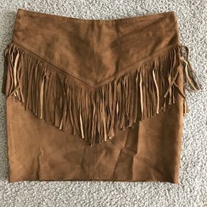 Suede skirt with fringes